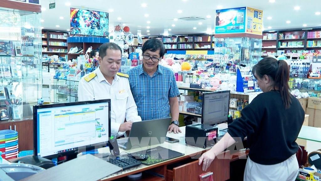 Đưa công nghệ đến từng cửa hàng, hộ kinh doanh. Ảnh minh họa: Nguyễn Thảo - TTXVN