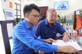 Đoàn viên thanh niên hướng dẫn người dân sử dụng dịch vụ công trực tuyến tại Trung tâm Phục vụ hành chính công xã Giao Bình, tỉnh Ninh Bình. (Ảnh: Thùy Dung/TTXVN)