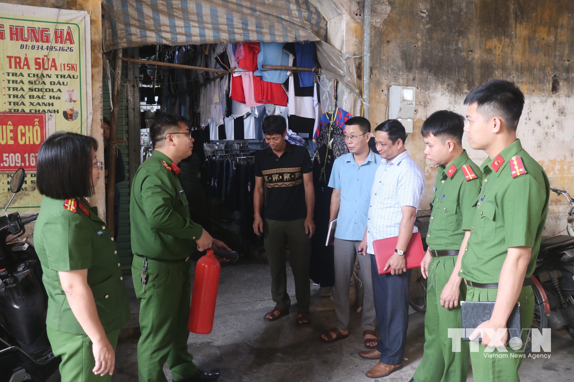 Lực lượng chức năng xã Hưng Hà kiểm tra công tác phòng cháy chữa cháy tại khu vực chợ Hưng Hà. (Ảnh: Đinh Văn Nhiều/TTXVN)