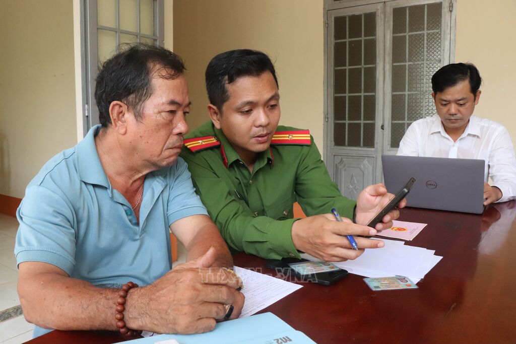 Công an xã Cờ Đỏ hướng dẫn người ông Trương Minh Thắng (ấp Thới Hòa B) nộp giấy tờ đăng ký nhập khẩu trên VNeID. (Ảnh: Thu Hiền/TTXVN) Công an xã Cờ Đỏ hướng dẫn người ông Trương Minh Thắng (ấp Thới Hòa B) nộp giấy tờ đăng ký nhập khẩu trên VNeID. (Ảnh: Thu Hiền/TTXVN)