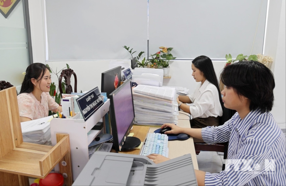 AI giúp tiết kiệm thời gian trong việc tra cứu, chuẩn bị thông tin ban đầu tuy vậy các luật sư cần phải kiểm chứng lại để tránh những hậu quả pháp lý xảy ra. (Ảnh: Hồng Đạt/TTXVN)