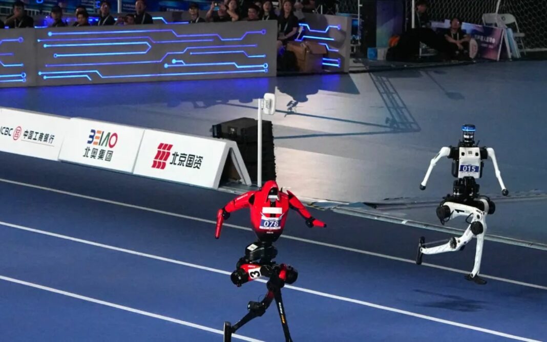 Robot của Tiangong tranh tài trong nội dung 100m. (Ảnh: Xinhua) Robot của Tiangong tranh tài trong nội dung 100m. (Ảnh: Xinhua)