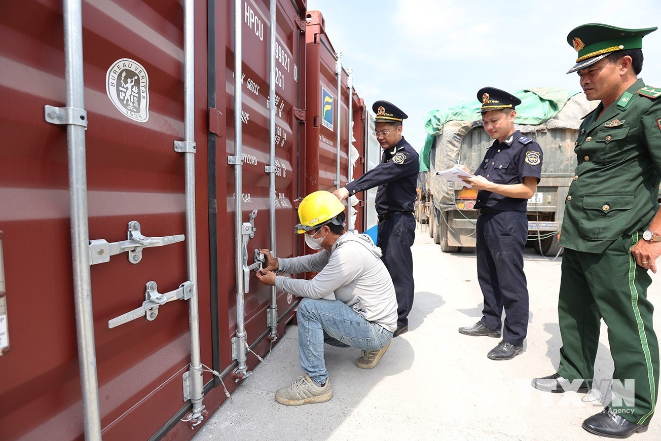 Lực lượng Hải quan phối hợp với các lực lượng giám sát đối với hàng hoá xuất khẩu tại Cảng Cửa Lò, tỉnh Nghệ An. (Ảnh: Vũ Sinh/TTXVN)