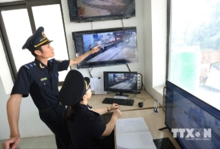 Nhằm tạo điều kiện thuận lợi cho thông quan hàng hoá xuất nhập khẩu, Hải quan cửa khẩu Cửa Lò (Nghệ An) đẩy mạnh ứng dụng hệ thống giám sát hải quan tự động, triển khai camera giám sát và seal điện tử để rút ngắn thời gian thông quan hàng hoá. Bước tiến này nhằm tối ưu hóa quy trình giám sát tự động, tạo đột phá trong hoạt động xuất nhập khẩu.