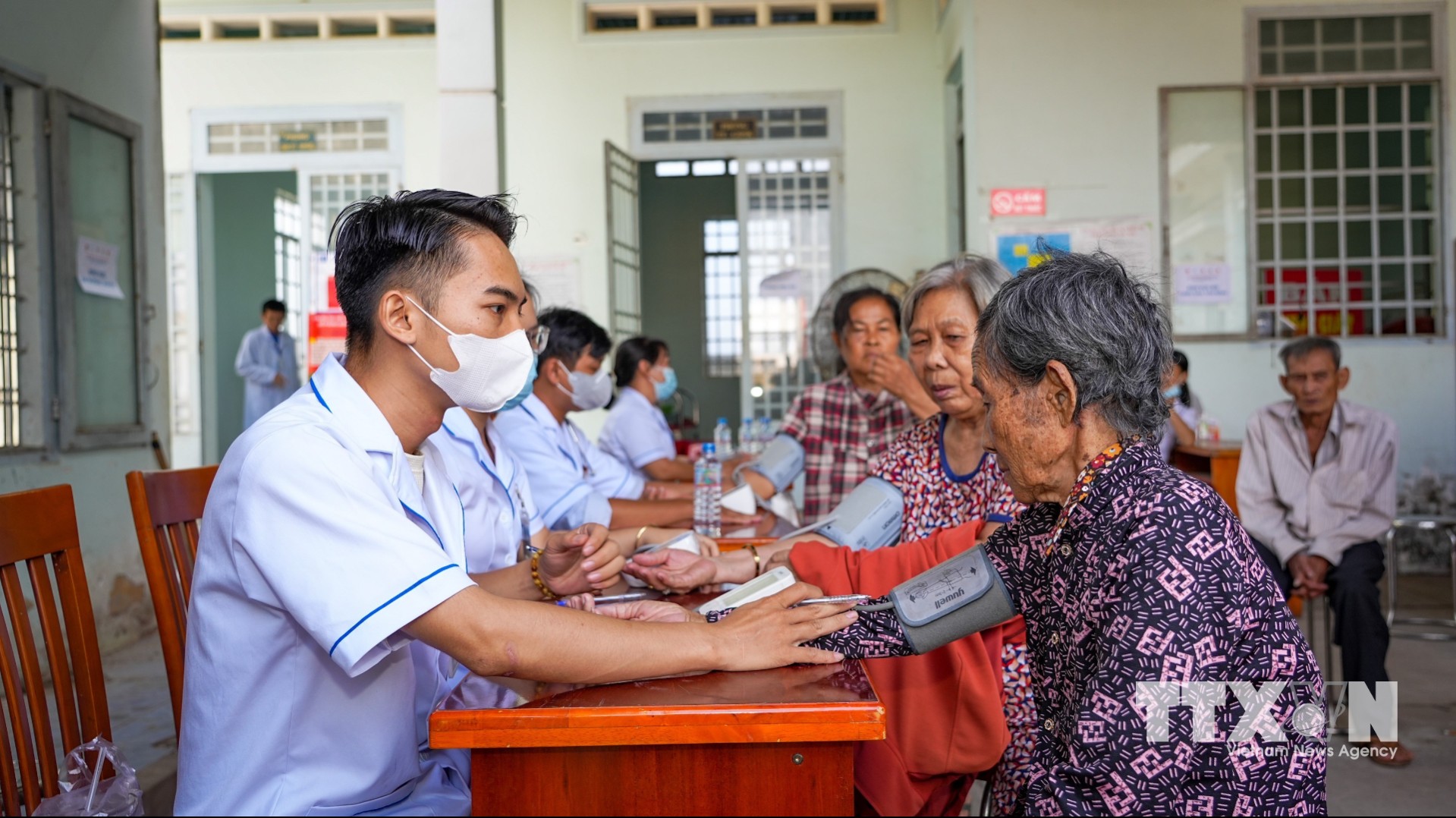 Người dân đến khám và theo dõi sức khỏe tại Trung tâm Y tế xã Hảo Đước, tỉnh Tây Ninh. (Ảnh: Minh Phú/TTXVN)