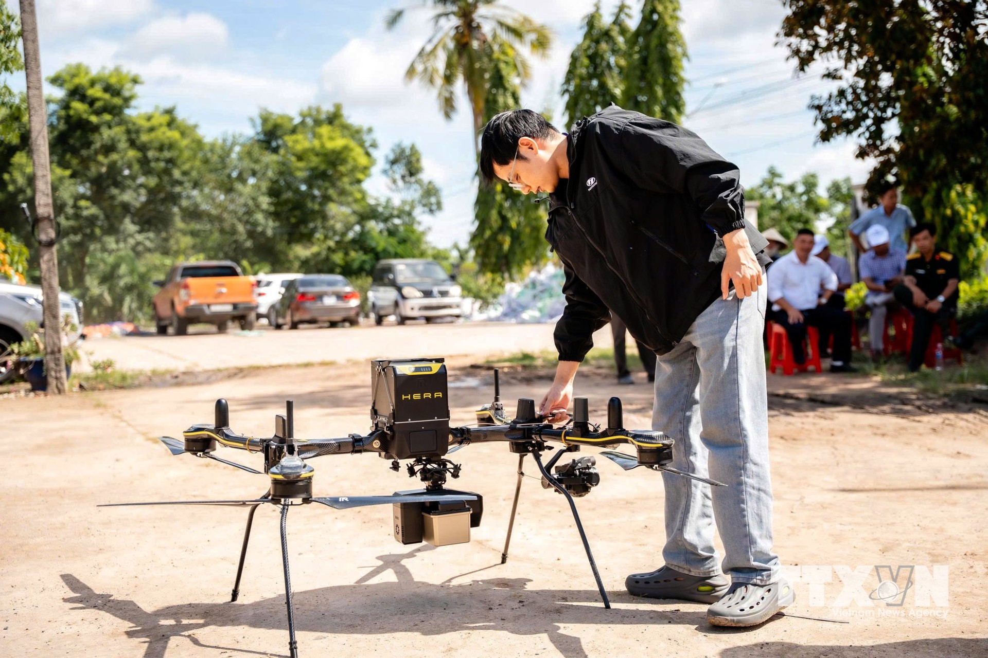Kỹ thuật viên kiểm tra các thông số kỹ thuật của UAV trước khi đưa phương tiện vào bay thử nghiệm. (Ảnh: Giang Phương/TTXVN)
