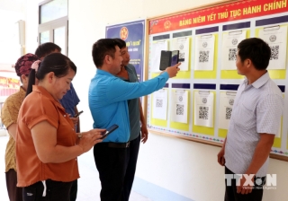 Cán bộ xã Lao Chải hướng dẫn người dân cài đặt, sử dụng các ứng dụng số và thực hiện thủ tục hành chính trên môi trường điện tử, từng bước thúc đẩy chuyển đổi số ở vùng biên. (Ảnh: Đức Thọ - TTXVN)