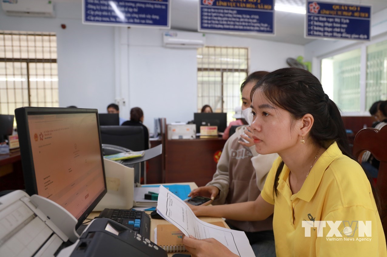 Người dân thực hiện thủ tục hành chính trên Cổng dịch vụ công trực tuyến tại UBND xã Tuy An Nam. (Ảnh: Xuân Triệu/TTXVN)
