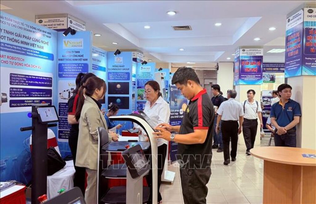 Khách tham quan các công nghệ, giải pháp được giới thiệu tại chương trình. (Ảnh: Thu Hoài/TTXVN)