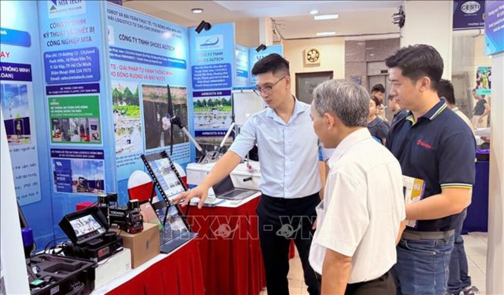 Khách tham quan các công nghệ, giải pháp được giới thiệu tại chương trình. (Ảnh: Thu Hoài/TTXVN)