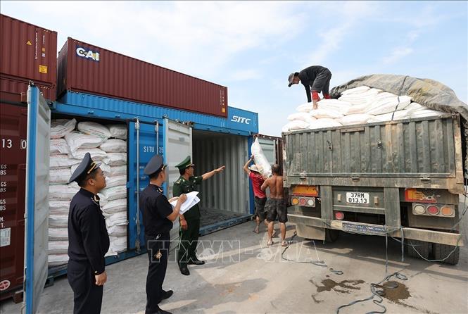 Lực lượng Hải quan phối hợp với các lực lượng kiểm tra, giám sát đối với hàng hoá xuất khẩu tại Cảng Cửa Lò, tỉnh Nghệ An. (Ảnh: Vũ Sinh/TTXVN)