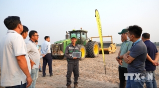 Chuyên viên kỹ thuật thuộc Trung tâm Kinh doanh Thiết bị Cơ giới của TTC AgriS giới kỹ thuật vận hành máy móc cơ giới hóa có áp dụng trí tuệ nhân tạo (AI) cho nông dân tỉnh Tây Ninh. (Ảnh: Minh Phú/TTXVN)