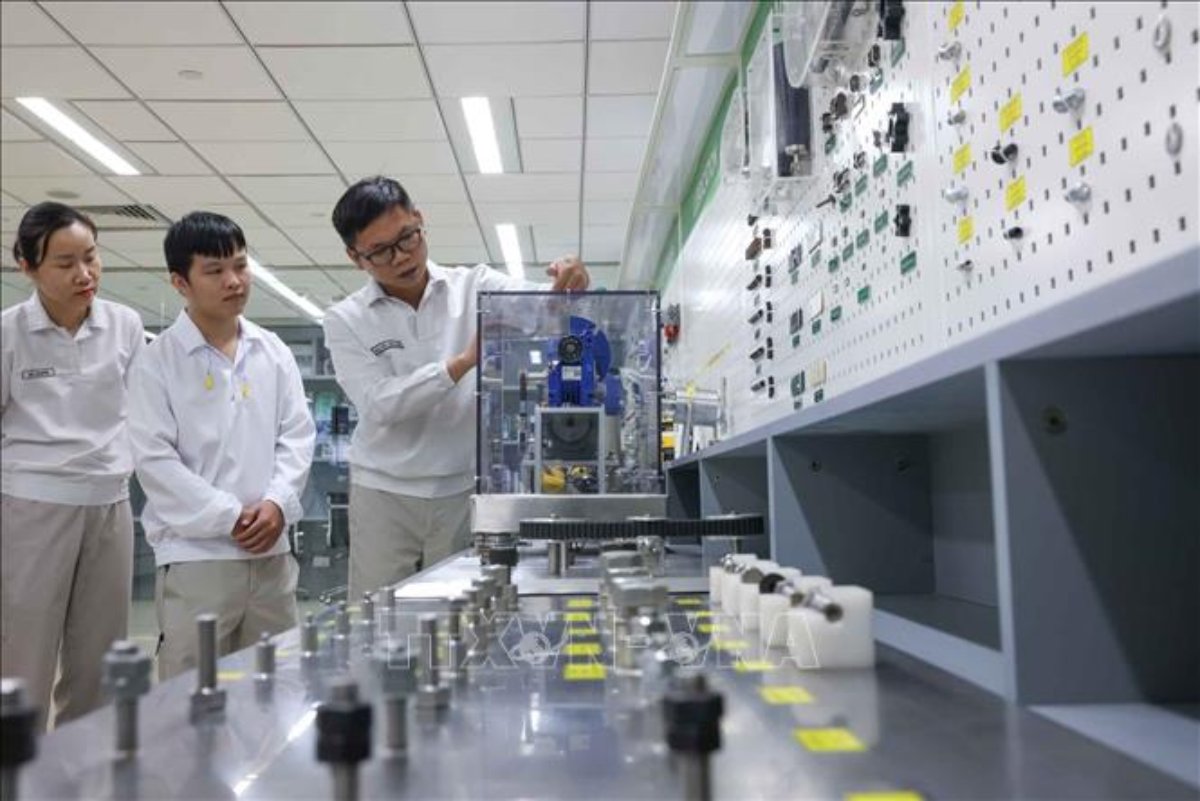Công nhân công ty liên tục được đào tạo, phát triển các kỹ năng cần thiết để tiếp cận và làm chủ công nghệ tiên tiến nhất. (Ảnh: Hoàng Hiếu/TTXVN)