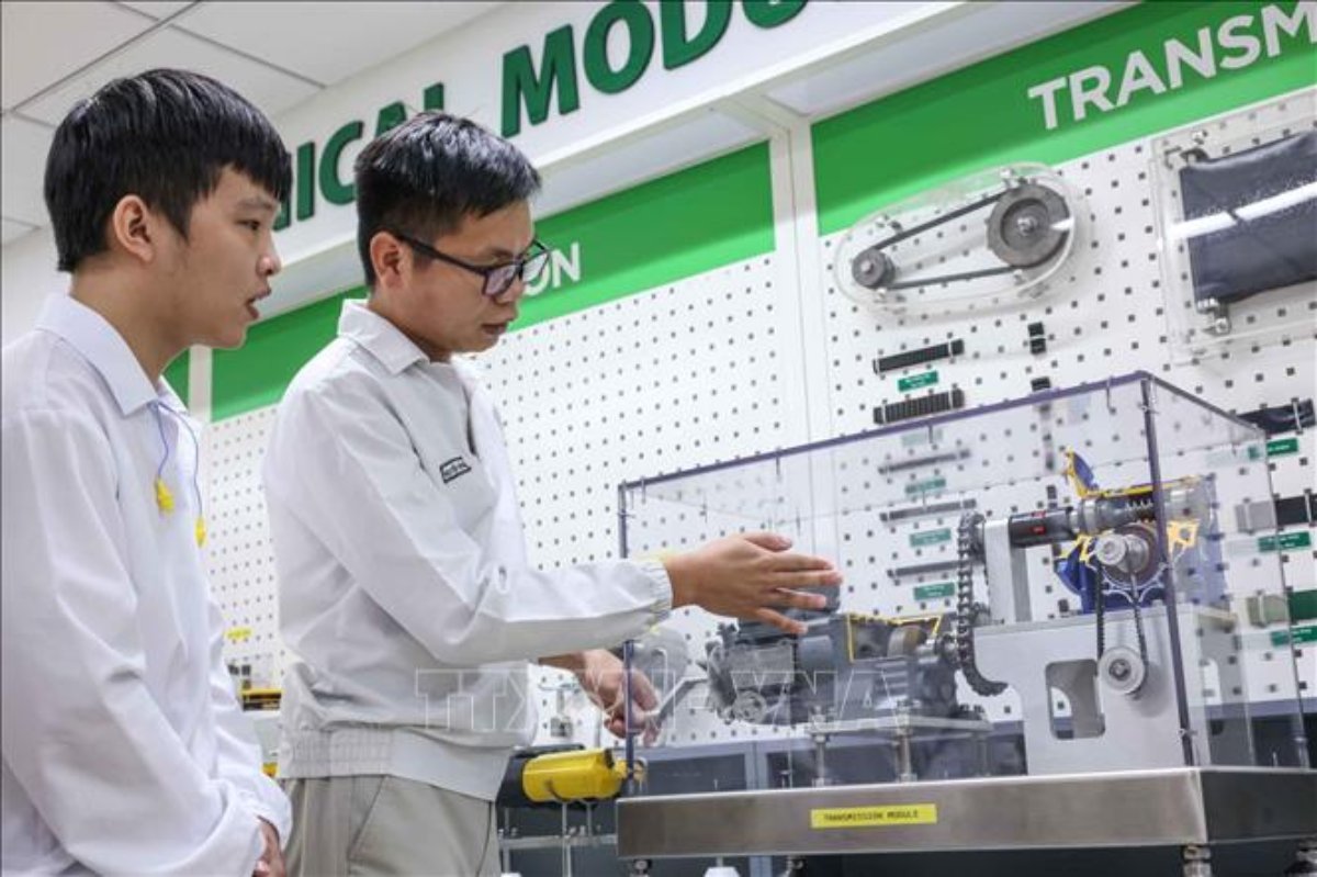 Cán bộ kỹ thuật công ty liên tục được đào tạo, phát triển các kỹ năng cần thiết để tiếp cận và làm chủ công nghệ tiên tiến. (Ảnh: Hoàng Hiếu/TTXVN)