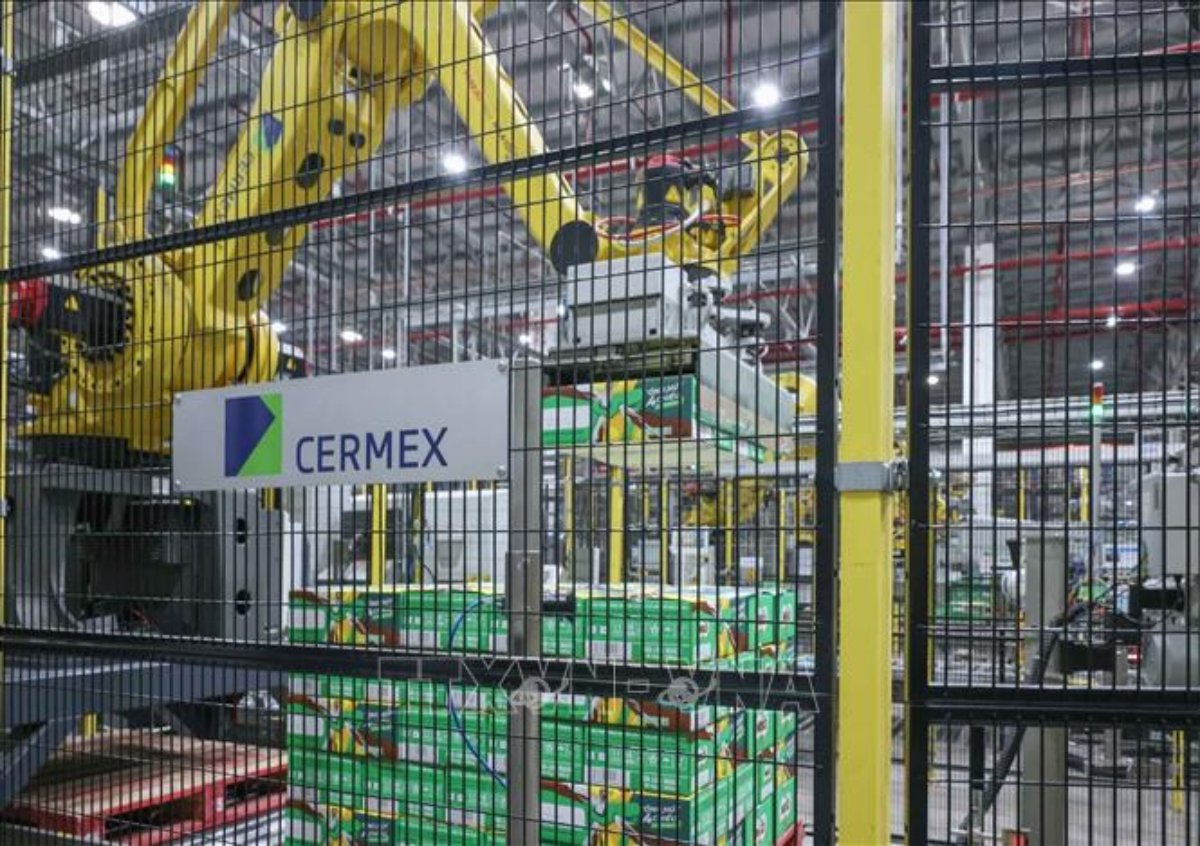 Công ty đầu tư hệ thống cánh tay robot xếp pallet tự động giúp vận chuyển chính xác các hộp sản phẩm, bứt phá năng suất lao động, đảm bảo chất lượng sản phẩm. (Ảnh: Hoàng Hiếu/TTXVN)
