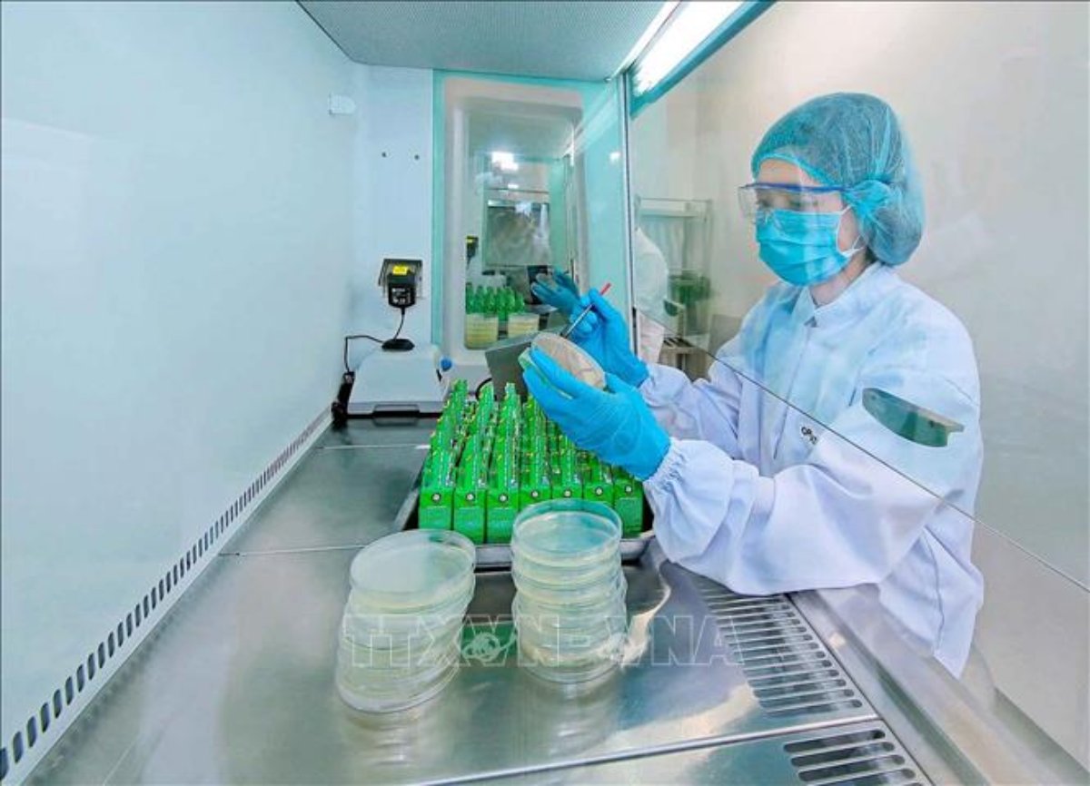 Nestlé áp dụng Hệ thống Quản lý chất lượng trên toàn cầu, với quy trình kiểm soát an toàn và chất lượng nghiêm ngặt. Công tác đánh giá, kiểm tra được thực hiện xuyên suốt nhằm bảo đảm sản phẩm đáp ứng các yêu cầu về an toàn thực phẩm theo quy định hiện hành và các tiêu chuẩn quốc tế. (Ảnh:TTXVN phát)