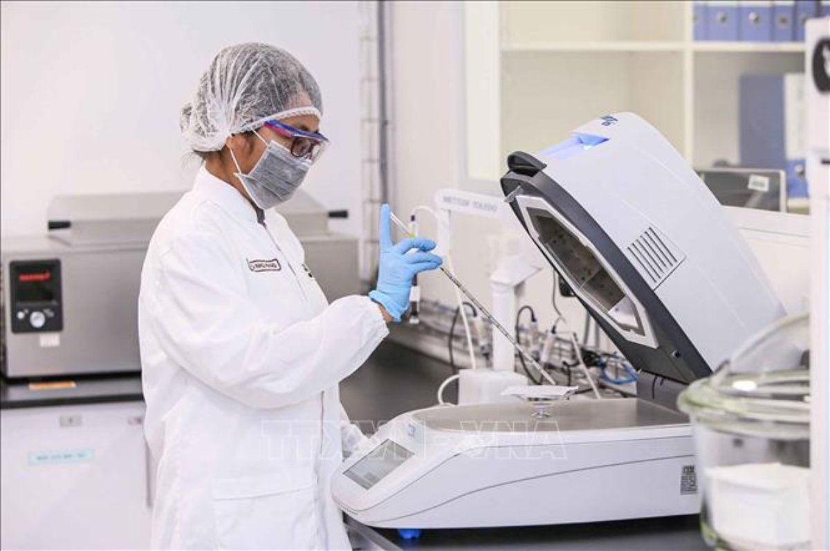 Nestlé áp dụng Hệ thống Quản lý chất lượng trên toàn cầu, với quy trình kiểm soát an toàn và chất lượng nghiêm ngặt. Công tác đánh giá, kiểm tra được thực hiện xuyên suốt nhằm bảo đảm sản phẩm đáp ứng các yêu cầu về an toàn thực phẩm theo quy định hiện hành và các tiêu chuẩn quốc tế. (Ảnh: TTXVN phát)