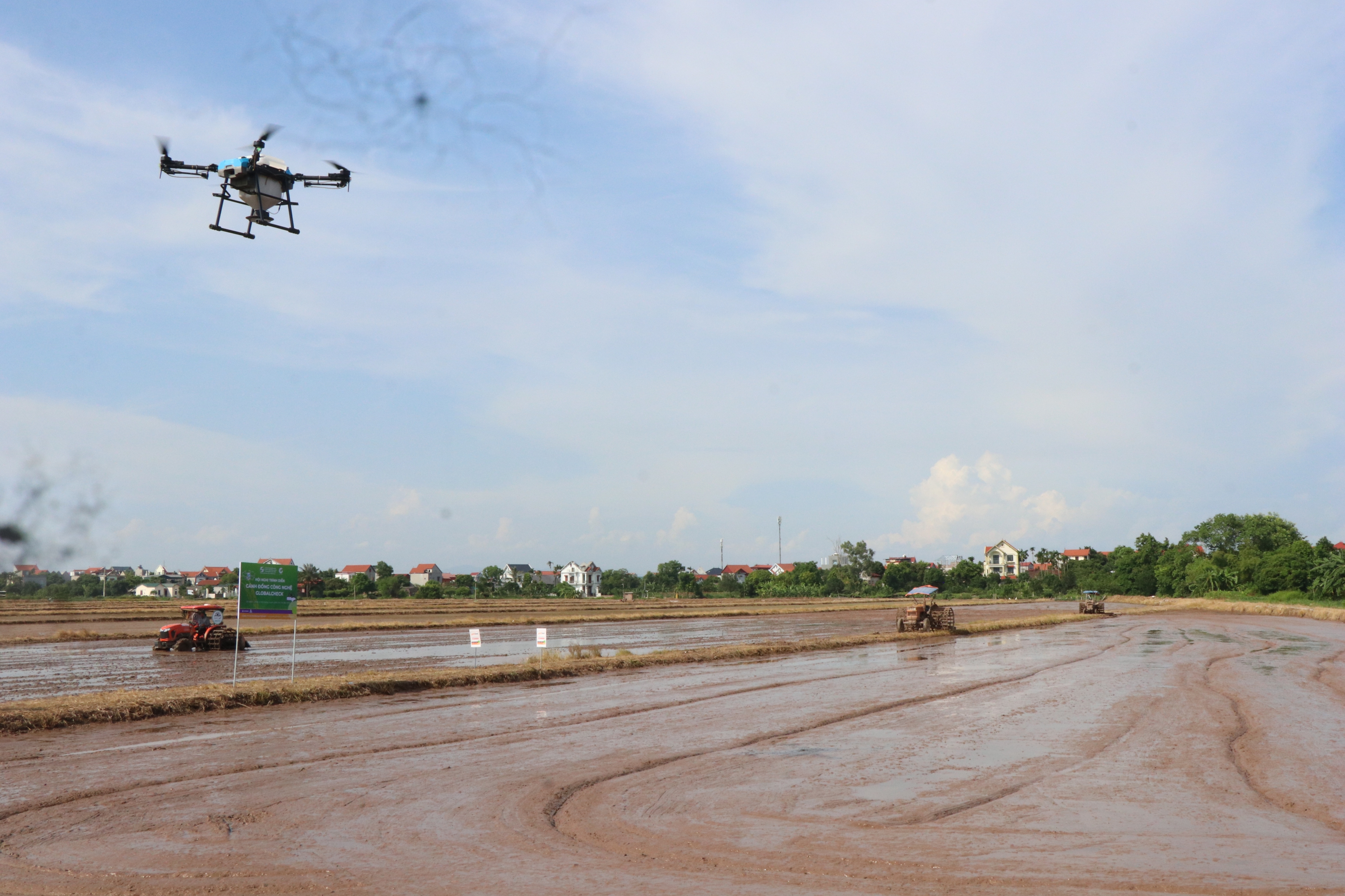 Thiết bị bay không người lái và các kỹ thuật canh tác hiện đại thay thế ngày càng nhiều công đoạn sản xuất thủ công. (Ảnh minh hoạ: Đỗ Huyền - TTXVN)