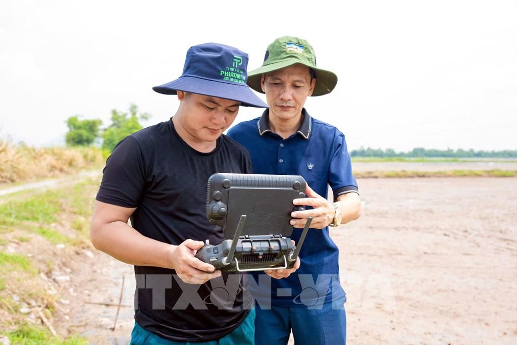 Nông dân Ninh Bình điều khiển thiết bị bay không người lái hỗ trợ sản xuất nông nghiệp. (Ảnh: Nguyễn Lành - TTXVN)