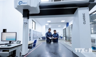 Công ty tiên phong cung cấp các giải pháp dây chuyền tích hợp hiện đại — từ robot dập, robot hàn, robot phun sơn tự động đến hệ thống kiểm tra chất lượng và quản lý kho phôi thông minh. (Ảnh: Trần Việt/TTXVN)