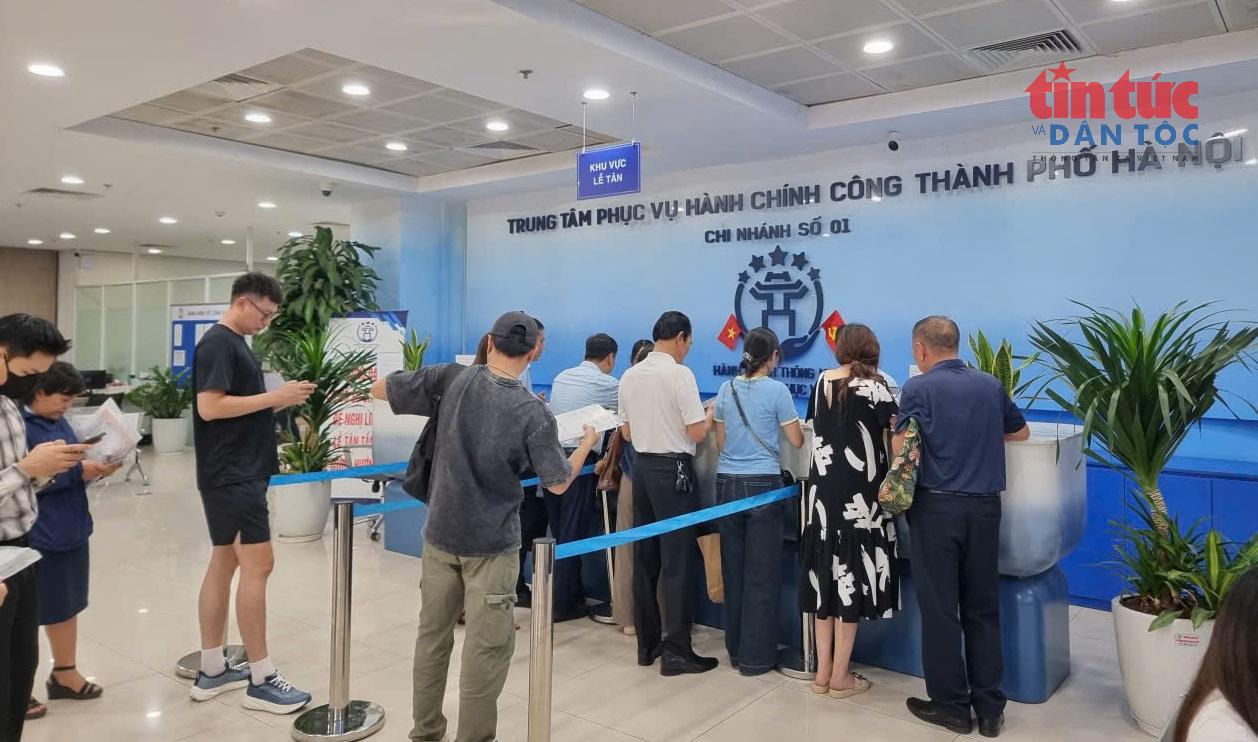 Người dân xếp hàng làm thủ tục hành chính công
