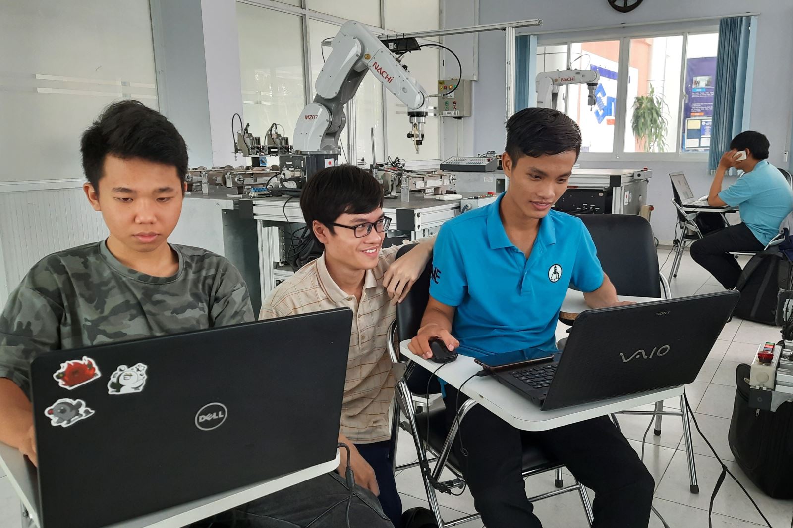 Sinh viên ngày càng sử dụng nhiều dịch vụ số phục vụ học tập, nghiên cứu và giải trí. (Ảnh: Lưu Niệm/Báo Tin tức và Dân tộc)