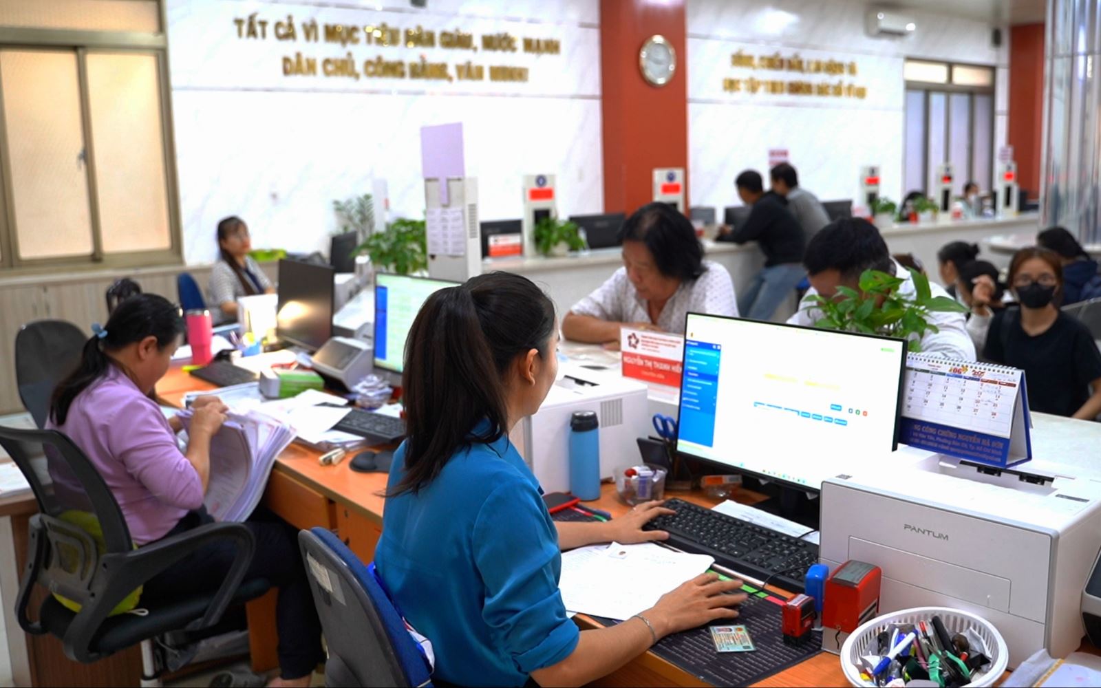 Trong khu vực công, sử dụng dịch vụ số phải đi đôi với yêu cầu bảo đảm an toàn thông tin và bảo vệ dữ liệu. (Ảnh: Lưu Niệm/Báo Tin tức và Dân tộc)