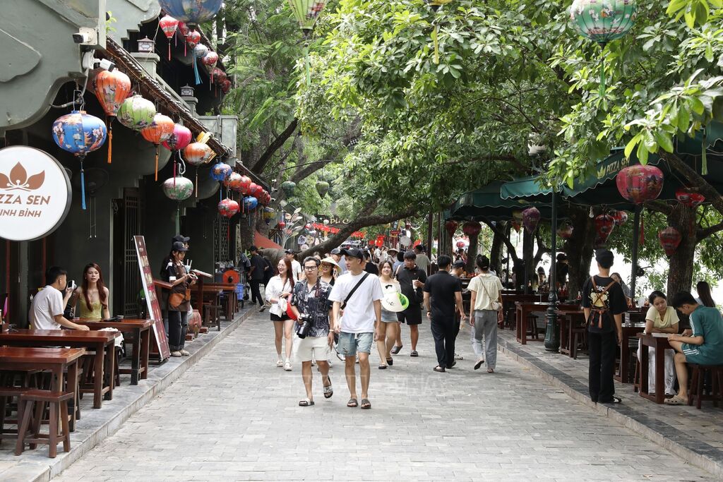 Du khách tham quan điểm du lịch Phố cổ Hoa Lư (Ảnh: Ninh Đức Phương/TTXVN) Du khách tham quan điểm du lịch Phố cổ Hoa Lư (Ảnh: Ninh Đức Phương/TTXVN)