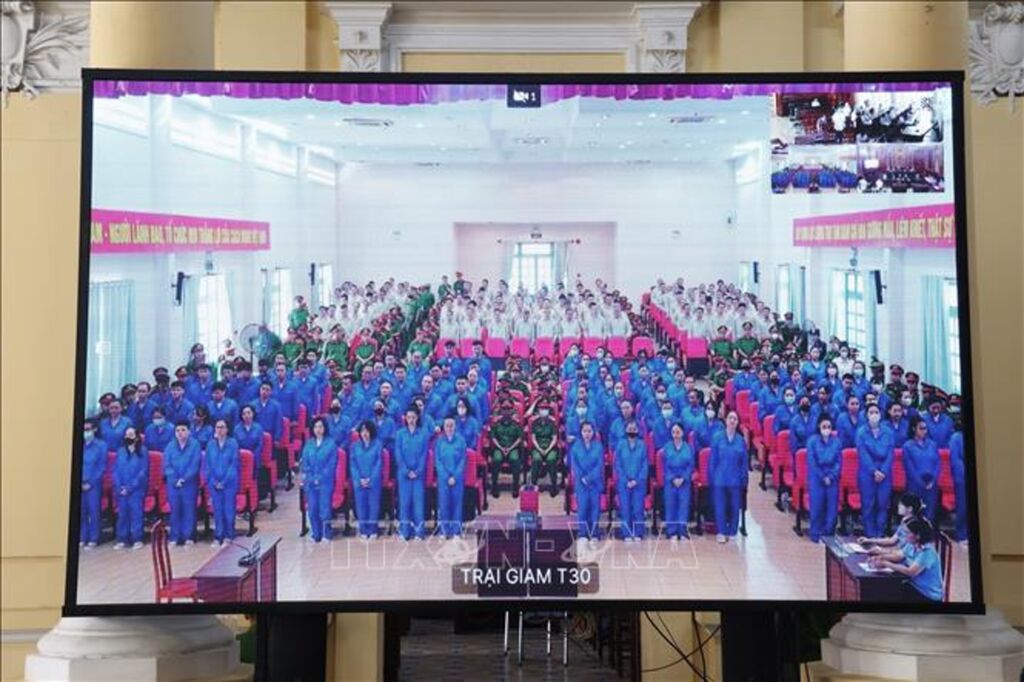 Các bị cáo nghe tuyên án tại điểm cầu thành phần của phiên tòa tại Trại tạm giam Chí Hòa (T30). (Ảnh: Hồng Đạt/TTXVN).