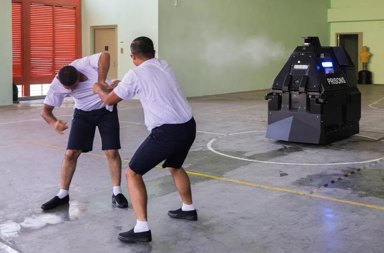 Robot PROTECT được trang bị bình xịt hơi cay, chuyên tuần tra khuôn viên nhà tù và phát hiện các vụ ẩu đả. (Ảnh: ST)