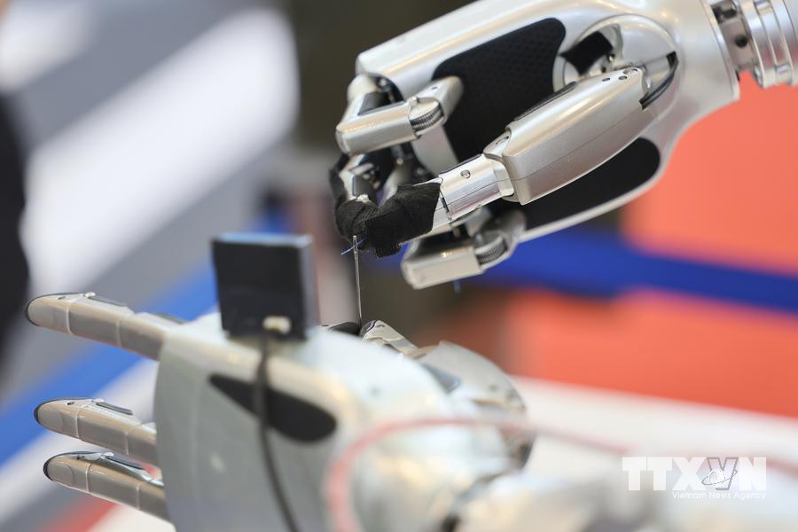 Robot đang xâu kim tại Triển lãm Trí tuệ Thế giới 2026 ở Thiên Tân, Trung Quốc.  Ảnh: THX/TTXVN