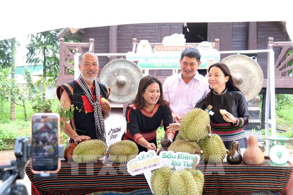Một phiên livestream ở xã Ea Tul, tỉnh Đắk Lắk có sự tham gia của chính quyền địa phương, nhà sáng tạo nội dung số, người dân địa phương. (Ảnh: Hoài Thu – TTXVN)