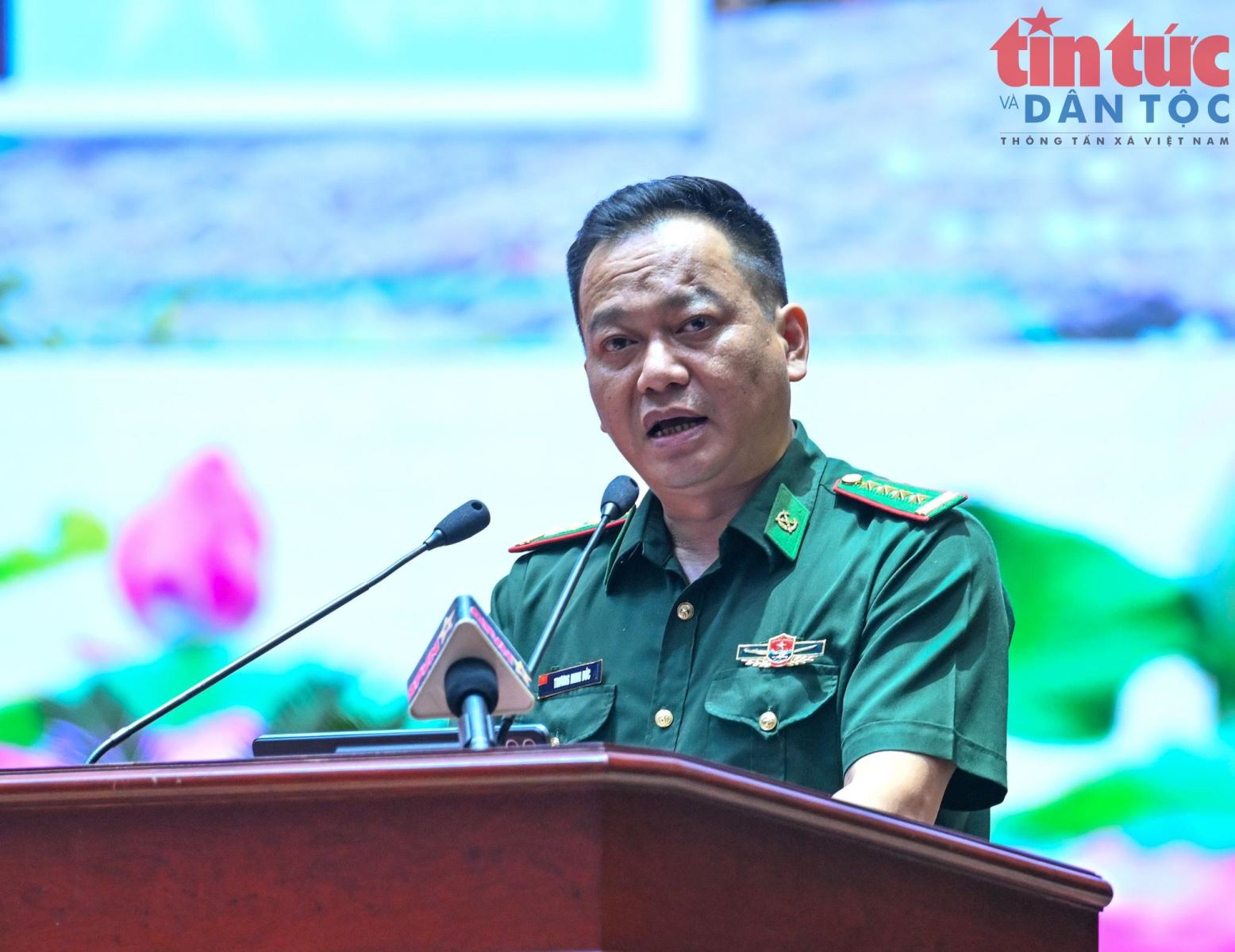 Đại tá Trương Minh Đức, Chỉ huy trưởng Ban Chỉ huy Bộ đội Biên phòng Lai Châu báo cáo tham luận tại hội nghị về mô hình chuyển đổi số khu vực biên giới. Ảnh: Viết Tôn