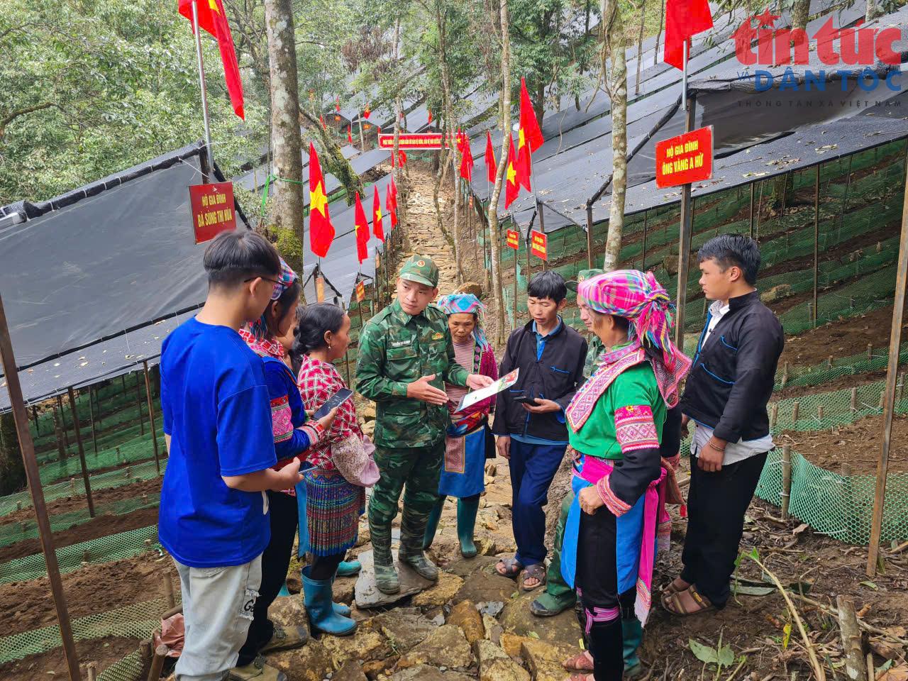 Thiếu tá Nguyễn Duy Khánh, Chính trị viên phó Đồn Biên phòng Vàng Ma Chải, Ban chỉ huy BĐBP tỉnh Lai Châu hướng dẫn người dân sử dụng điện thoại thông minh quét mã QR, thông báo tới hòm thư điện tử ẩn danh, cài đặt VNeID và dịch vụ công. Ảnh: Viết Tôn