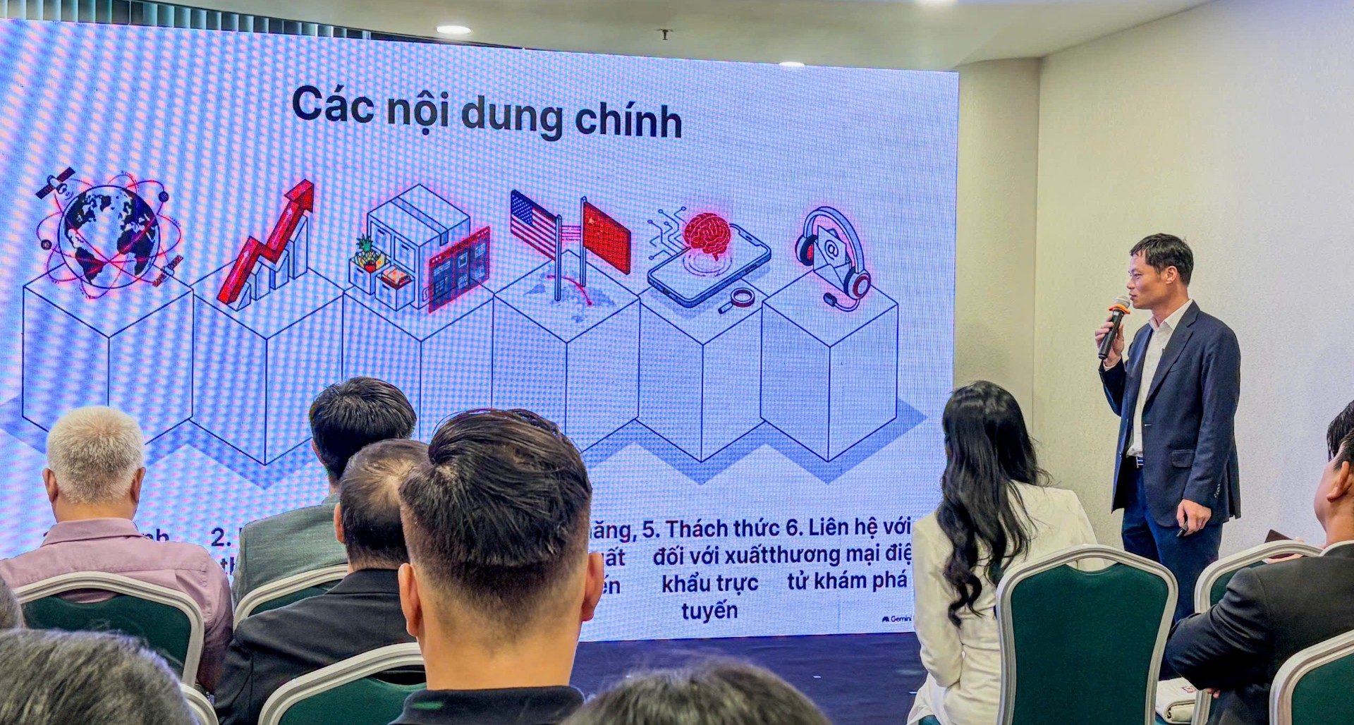 Ông Đỗ Quốc Hưng, Quyền Vụ trưởng Vụ Phát triển thị trường nước ngoài chia sẻ về những thách thức xuất khẩu xuyên biên giới. Ảnh: Hải Yên