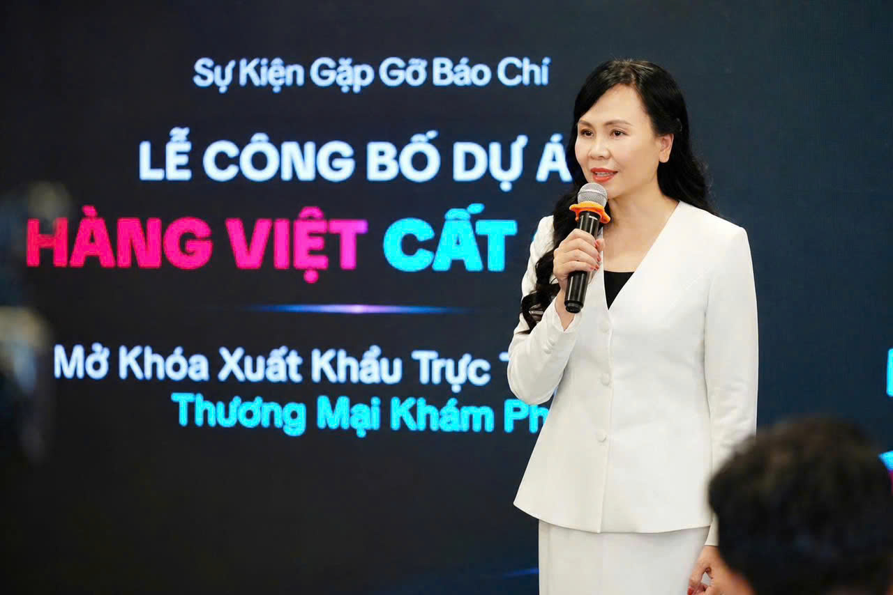 Bà Lê Hoàng Oanh, Cục trưởng Cục Thương mại điện tử và Kinh tế số, Bộ Công Thương chia sẻ về cơ hội xuất khẩu xuyên biên giới. Ảnh: Hải Yên