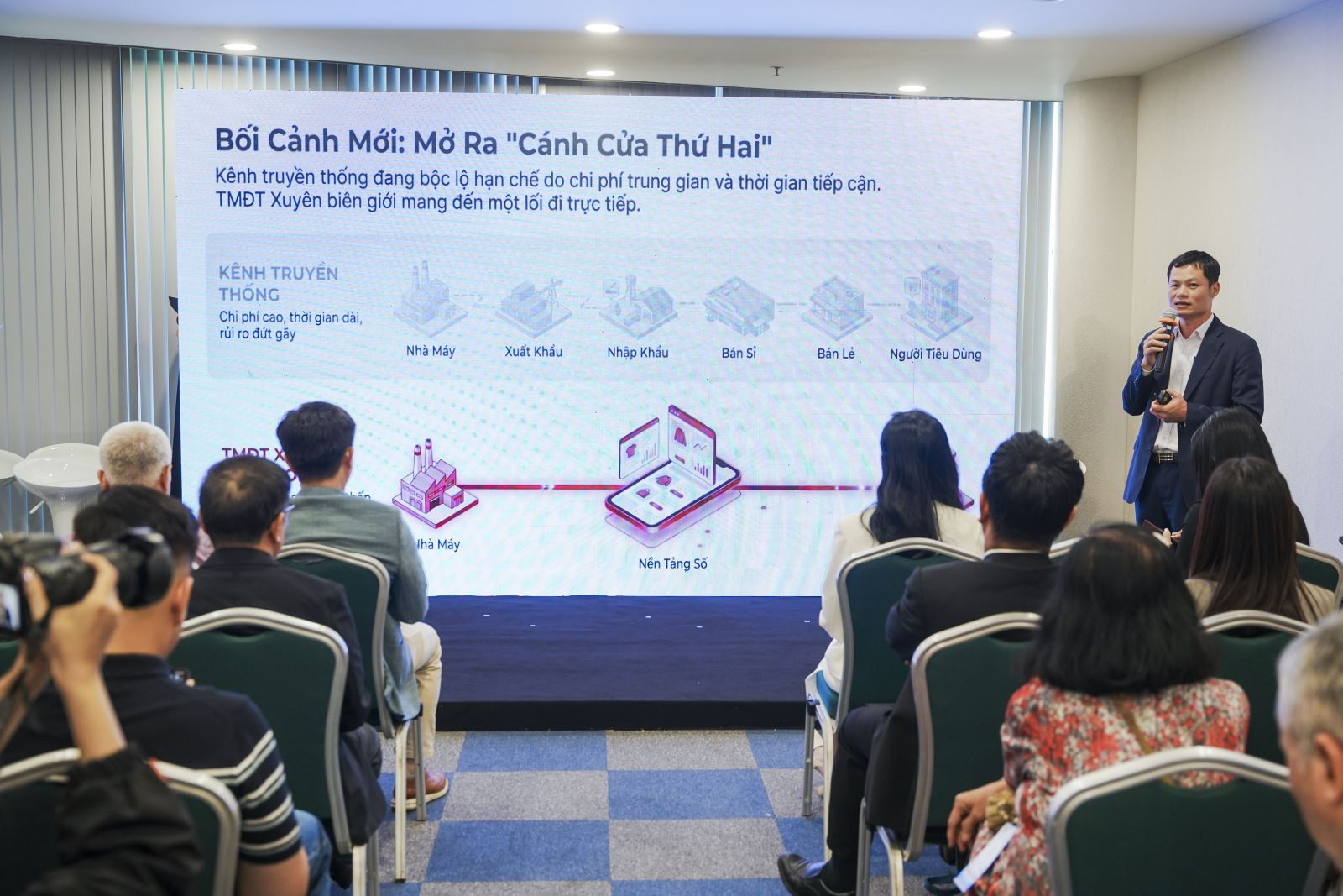 Hiện bán hàng theo kênh truyền thống đang bộc lộ nhiều rào cản. Ảnh: Hải Yên