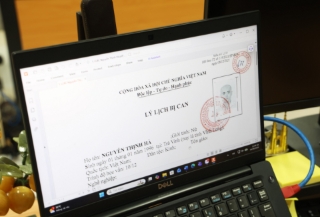 Cán bộ, Kiểm sát viên khai thác hồ sơ điện tử, phục vụ công tác nghiên cứu và kiểm sát điều tra, xét xử. (Ảnh: Hồng Đạt/TTXVN)