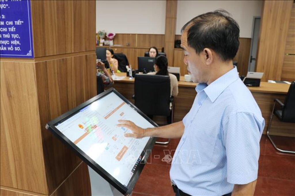 Cán bộ Trung tâm phục vụ hành chính công tỉnh Khánh Hòa (số 84 Hoàng Hoa Thám, phường Nha Trang, tỉnh Khánh Hòa) kiểm tra thông tin dịch vụ công trực tuyến. (Ảnh: Nguyễn Thành/TTXVN)
