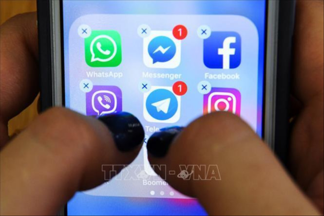 Biểu tượng Facebook, Instagram, Whatsapp trên một màn hình điện thoại. (Ảnh: AFP/TTXVN)