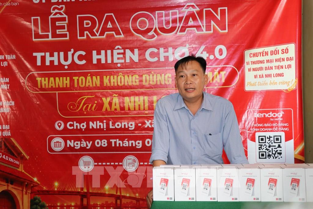 Phó Chủ tịch UBND xã Nhị Long Lê Quang Thạnh phát động lễ ra quân. (Ảnh: Thanh Hòa- TTXVN)
