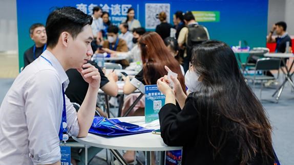 So với các triển lãm khác, OCTF 2026 mang tính sàng lọc đối tác. Qua sự phối hợp với hơn 20 hiệp hội uy tín (như VINASA, VIA, VAAMOBA, UNUP... đã có hơn 10.000 nhà mua hàng chuyên nghiệp đăng ký dự. (Ảnh: Ban tổ chức cung cấp)