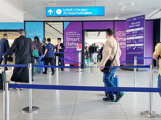 Hành khách tại Sân bay Quốc tế Dubai (DXB) hiện có thể hoàn tất thủ tục kiểm soát hộ chiếu mà không nhất thiết phải đến quầy&nbsp;làm thủ tục cố định. (Ảnh: gulfnews.com)