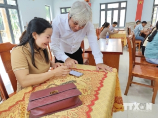 Tại các xã miền núi Trà Vân, La Dêê của thành phố Đà Nẵng, chuyển đổi số đang được cụ thể hóa từ những công việc thiết thực: AI hỗ trợ cán bộ xử lý công việc, người dân được hướng dẫn sử dụng dịch vụ công trực tuyến và nâng cao kỹ năng an toàn số. Những cách làm từ cơ sở đang góp phần hiện thực hóa Nghị quyết số 57-NQ/TW, đưa khoa học, công nghệ và chuyển đổi số từng bước đi vào đời sống.