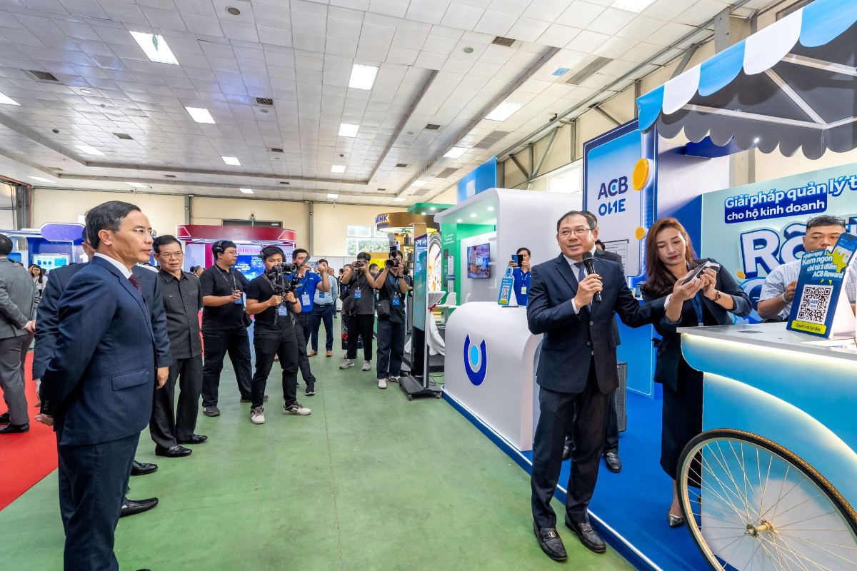 Ông Từ Tiến Phát, Tổng giám đốc ACB trình bày hệ sinh thái tích hợp hỗ trợ hộ kinh doanh với Thống đốc NHNN Phạm Đức Ấn và đại diện lãnh đạo các bộ, ban, ngành. (Ảnh: Minh Phương)