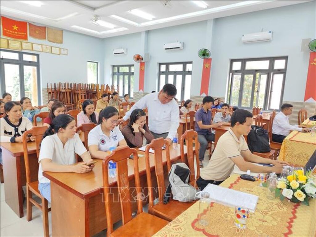 Lớp tập huấn giúp người dân xã La Dêê (thành phố Đà Nẵng) nâng cao kỹ năng sử dụng AI. (Ảnh: Khoa Chương/TXVN) Lớp tập huấn giúp người dân xã La Dêê (thành phố Đà Nẵng) nâng cao kỹ năng sử dụng AI. (Ảnh: Khoa Chương/TXVN)
