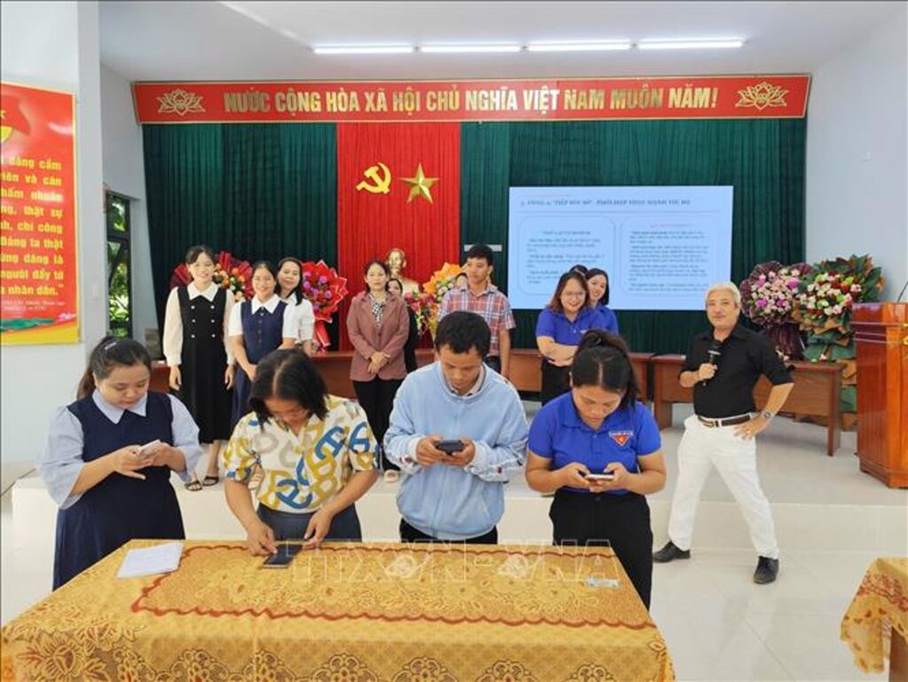 Các cán bộ, người dân tại xã La Dêê (thành phố Đà Nẵng) tham dự Hội thi “Công dân số” với các tình huống thực tế nhằm bảo vệ thông tin cá nhân trên môi trường số. (Ảnh: Khoa Chương/TTXVN) Các cán bộ, người dân tại xã La Dêê (thành phố Đà Nẵng) tham dự Hội thi “Công dân số” với các tình huống thực tế nhằm bảo vệ thông tin cá nhân trên môi trường số. (Ảnh: Khoa Chương/TTXVN)