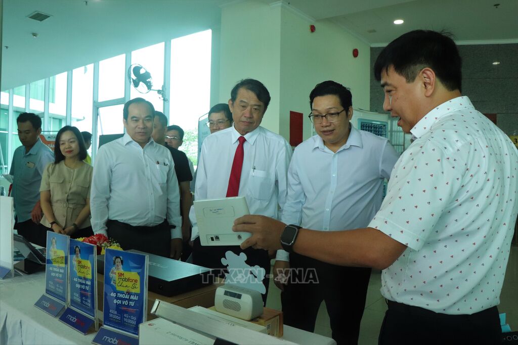 Các đại biểu tham quan sản phẩm công nghệ của doanh nghiệp công nghệ. (Ảnh: Thu Hiền/TTXVN) Các đại biểu tham quan sản phẩm công nghệ của doanh nghiệp công nghệ. (Ảnh: Thu Hiền/TTXVN)