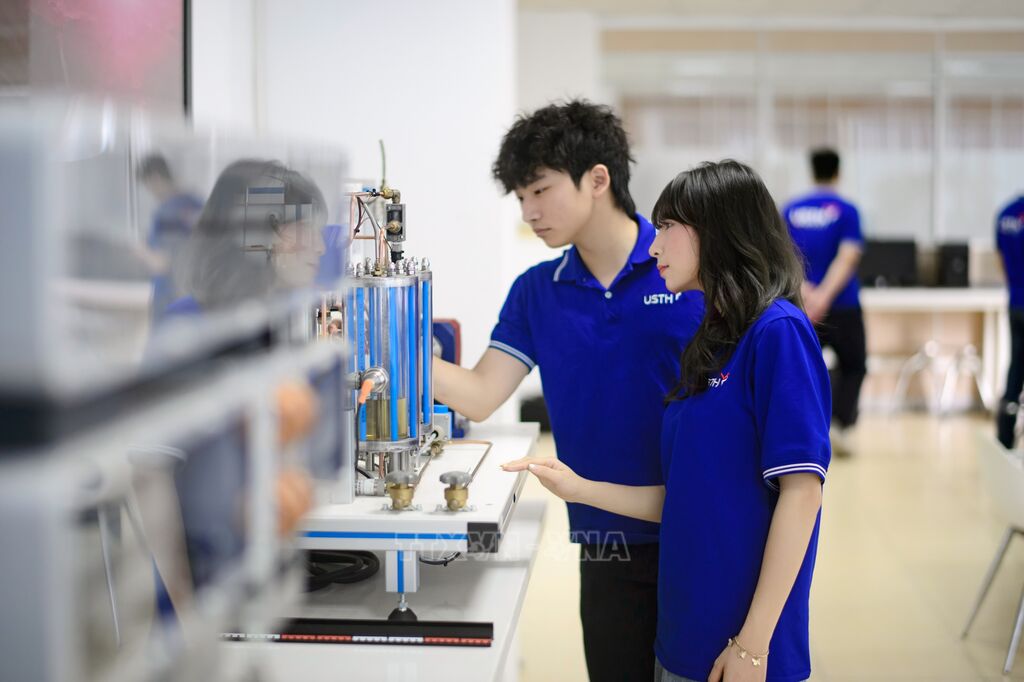 Sinh viên Trường Đại học Khoa học và Công nghệ Hà Nội được tiếp cận với những trang thiết bị hiện đại. Ảnh: Thu Phương - TTXVN Sinh viên Trường Đại học Khoa học và Công nghệ Hà Nội được tiếp cận với những trang thiết bị hiện đại. Ảnh: Thu Phương - TTXVN