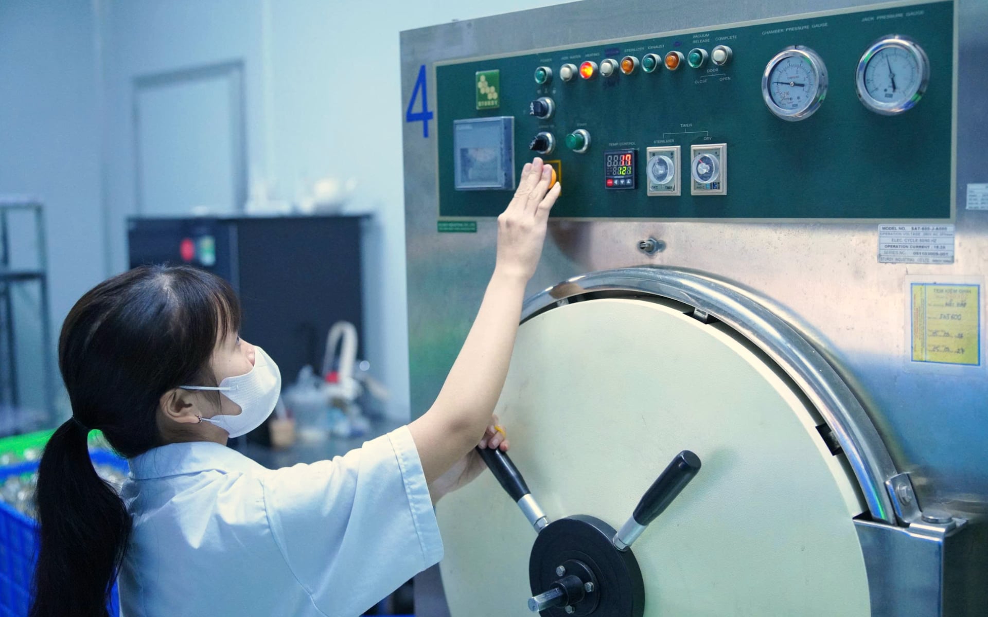 Doanh nghiệp ứng dụng công nghệ nhằm nâng cao hiệu quả sản xuất, kinh doanh và năng lực cạnh tranh. Ảnh: Lưu Niệm